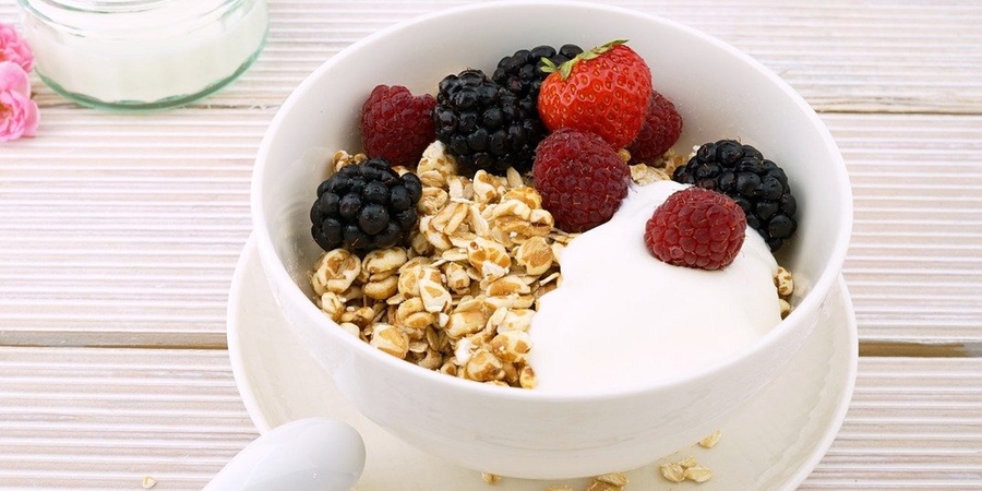 Desayuno energético para el ciclista a base de cereales, fruta y yogurt